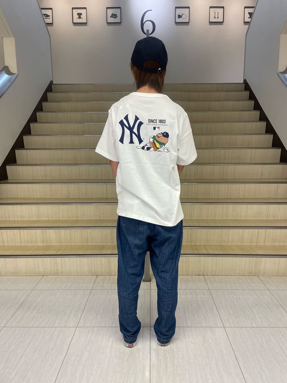 ホワイト系のTシャツ/カットソー、ブラック系のショルダーバッグ、ブルー系のキャップを着用したレディースの夏コーディネートの2枚目の写真