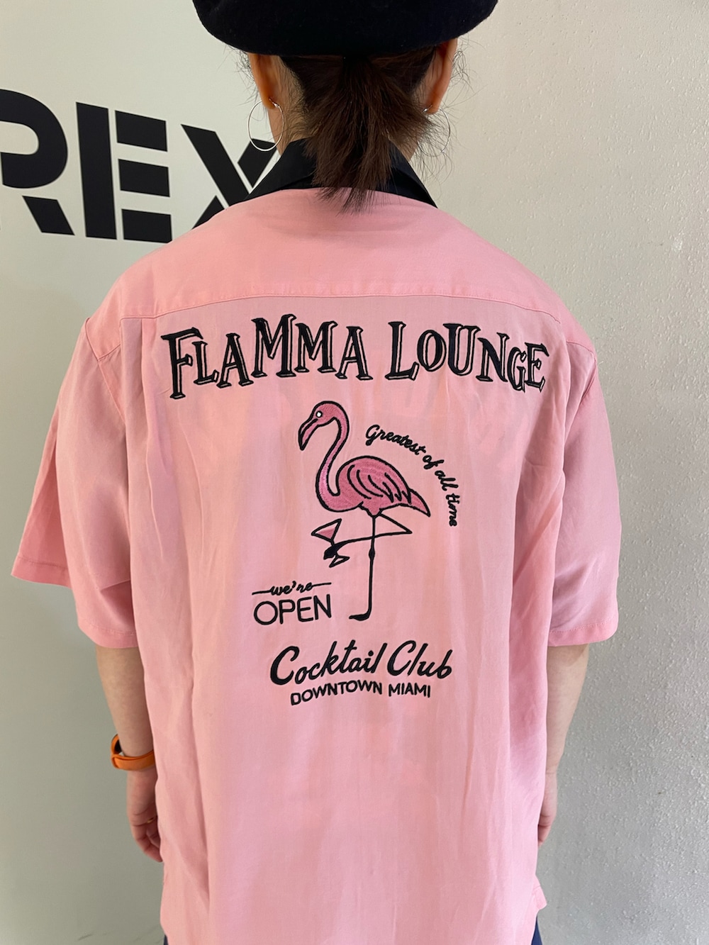 ピンク系のシャツ/ブラウス、ブラック系のTシャツ/カットソー、ブルー系のスカートを着用したレディースの春コーディネートの3枚目の写真