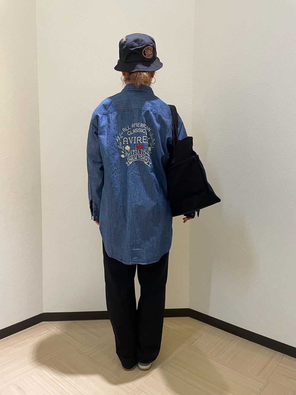 ブルー系のTシャツ/カットソー、ブルー系のシャツ/ブラウス、ブラック系のトートバッグを着用したレディースの春コーディネートの2枚目の写真