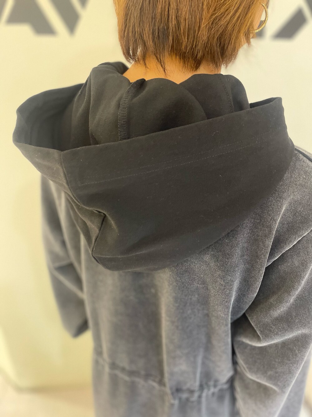 ブラック系のタンクトップ、ブラック系のワンピース、グリーン系のキャップを着用したレディースの秋コーディネートの5枚目の写真