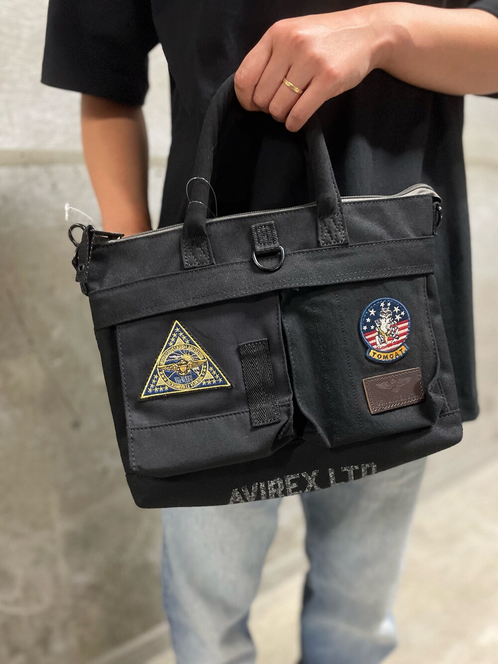 ブラック系のTシャツ/カットソー、ブラック系のシャツ/ブラウス、ブラック系のショルダーバッグを着用したレディースの夏コーディネートの4枚目の写真