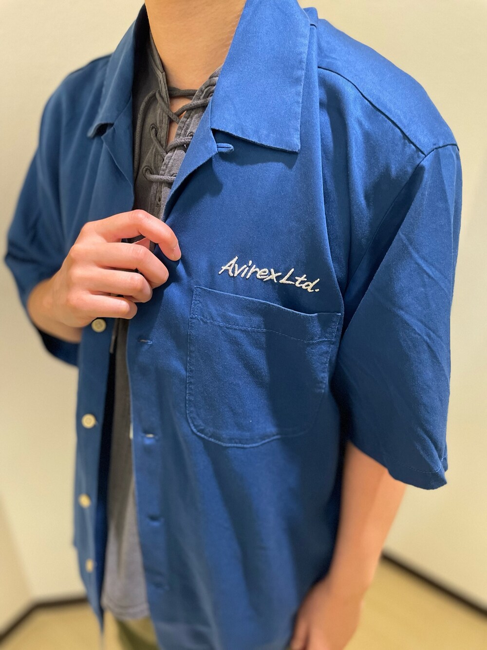 グリーン系のカーゴパンツ、ブルー系のシャツ/ブラウス、グレー系のTシャツ/カットソーを着用したレディースの夏コーディネートの3枚目の写真