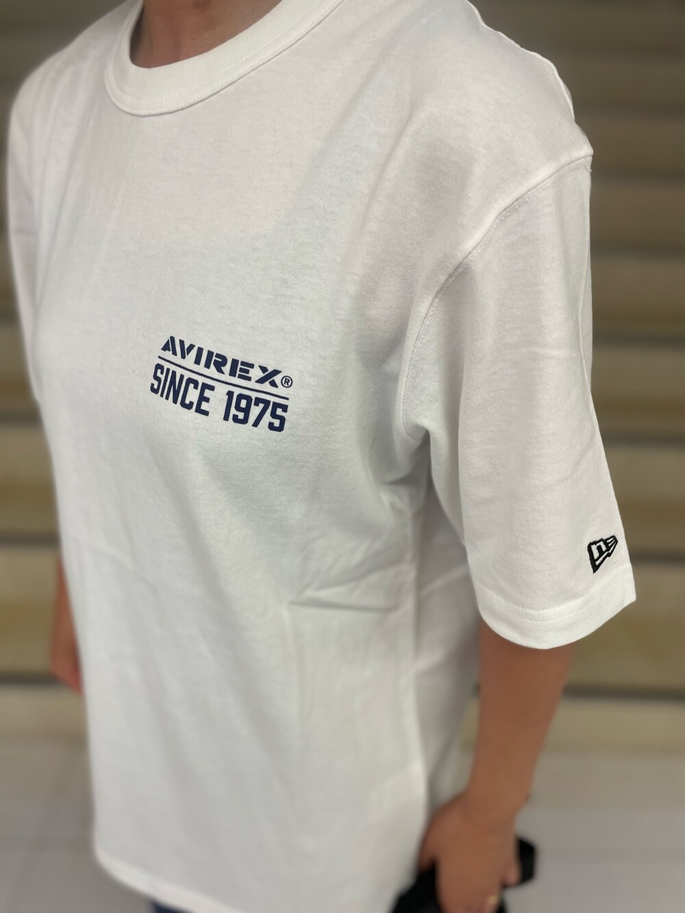 ホワイト系のTシャツ/カットソー、ブラック系のショルダーバッグ、ブルー系のキャップを着用したレディースの夏コーディネートの3枚目の写真