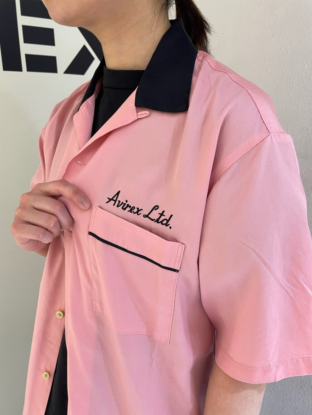 ピンク系のシャツ/ブラウス、ブラック系のTシャツ/カットソー、ブルー系のスカートを着用したレディースの春コーディネートの4枚目の写真