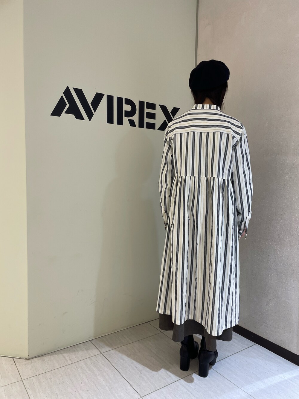 「カジュアル、AVIREX、ootd、シンプルコーデ、春コーデ、シャツスタイル、カジュアルコーデ、AVIREXBelle、相互フォロー、ファッションの力を信じよう」｜「AVIREXの《直営店限定》DOLLARS DESIGN LONG SLLEVE T-SHIT / ダラーズ デザイン 長袖 Tシャツ / AVIREX / アヴィレックス（Tシャツ/カットソー、ブラック系）」を使った、Risaさん（レディース・163cm）の冬コーディネートの2枚目の写真