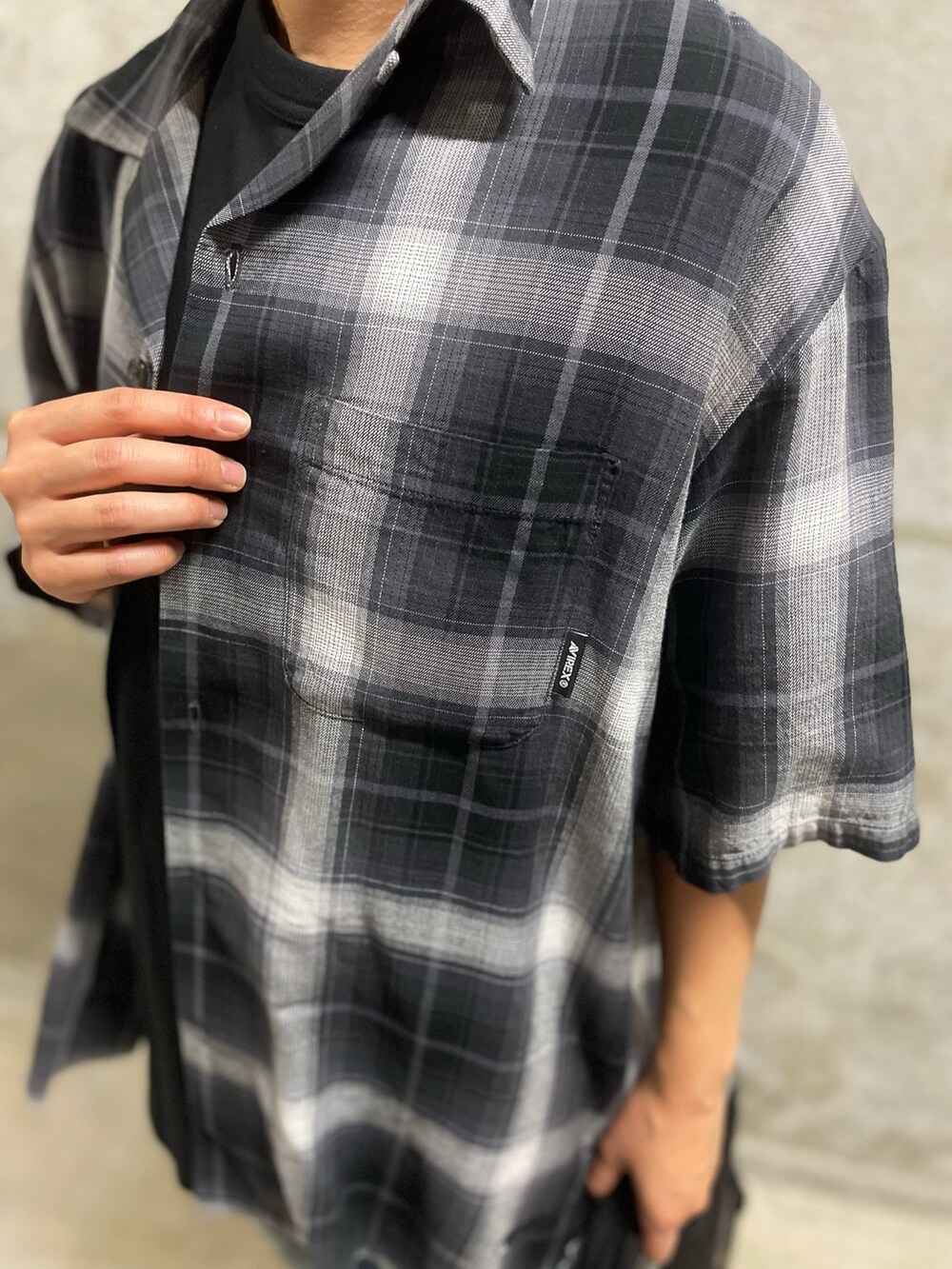 ブラック系のTシャツ/カットソー、ブラック系のシャツ/ブラウス、ブラック系のショルダーバッグを着用したレディースの夏コーディネートの3枚目の写真