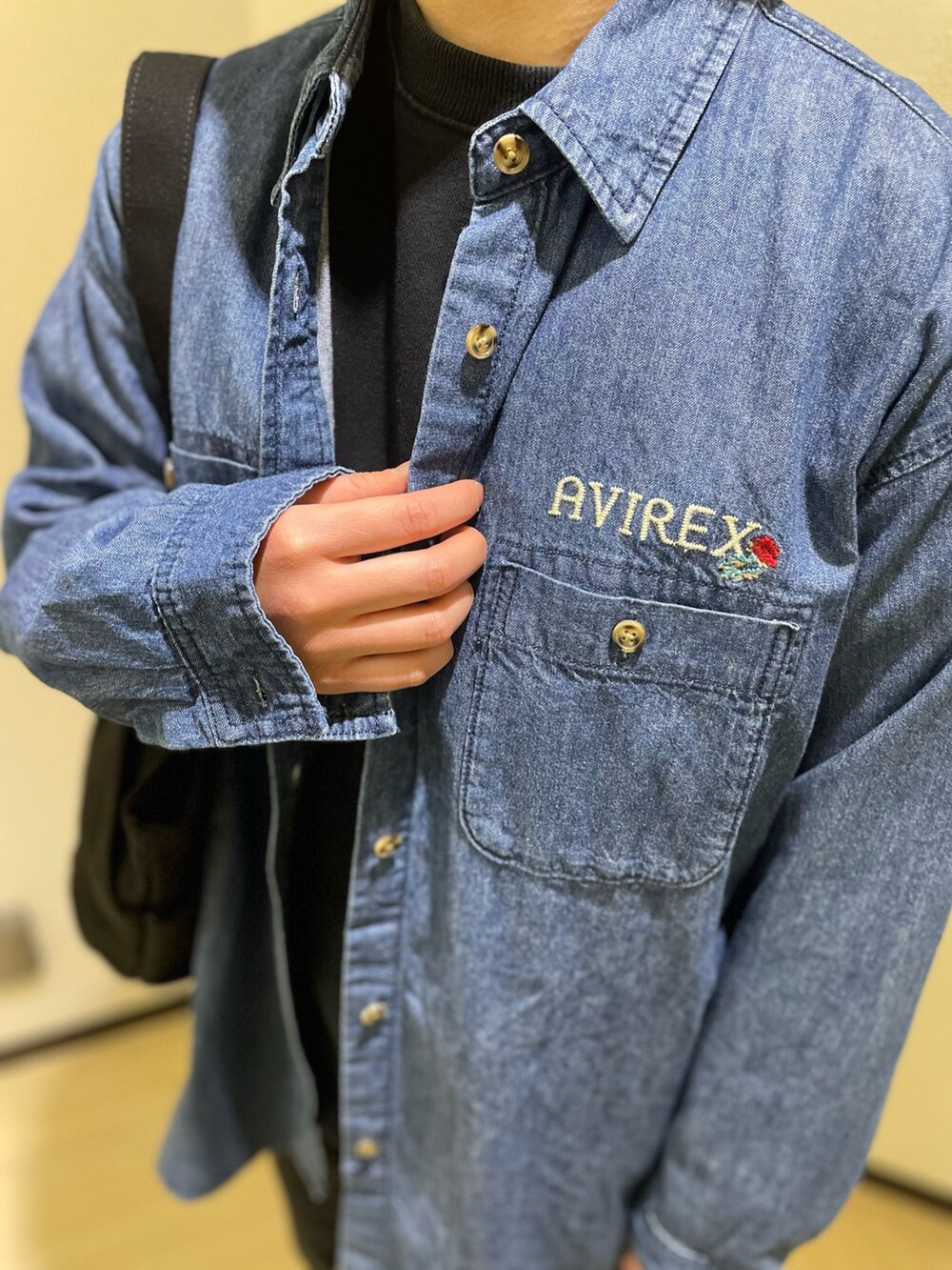 ブルー系のTシャツ/カットソー、ブルー系のシャツ/ブラウス、ブラック系のトートバッグを着用したレディースの春コーディネートの4枚目の写真