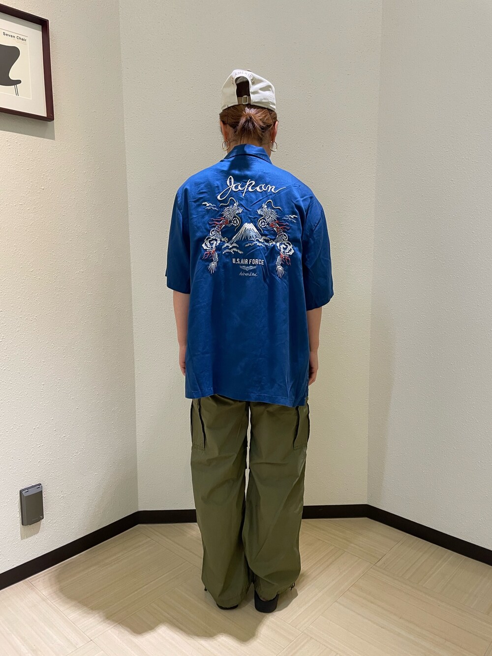 グリーン系のカーゴパンツ、ブルー系のシャツ/ブラウス、グレー系のTシャツ/カットソーを着用したレディースの夏コーディネートの2枚目の写真