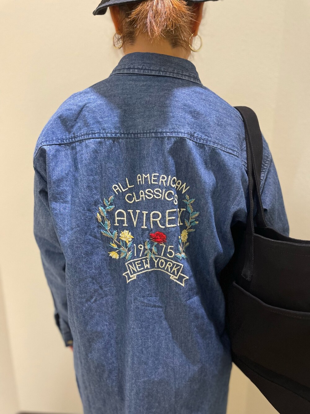 ブルー系のTシャツ/カットソー、ブルー系のシャツ/ブラウス、ブラック系のトートバッグを着用したレディースの春コーディネートの3枚目の写真