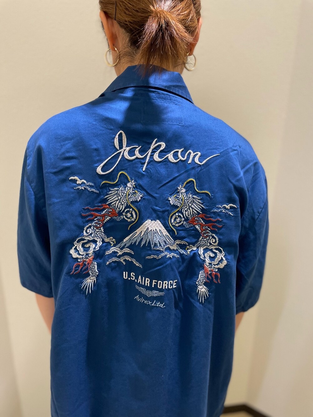 グリーン系のカーゴパンツ、ブルー系のシャツ/ブラウス、グレー系のTシャツ/カットソーを着用したレディースの夏コーディネートの4枚目の写真