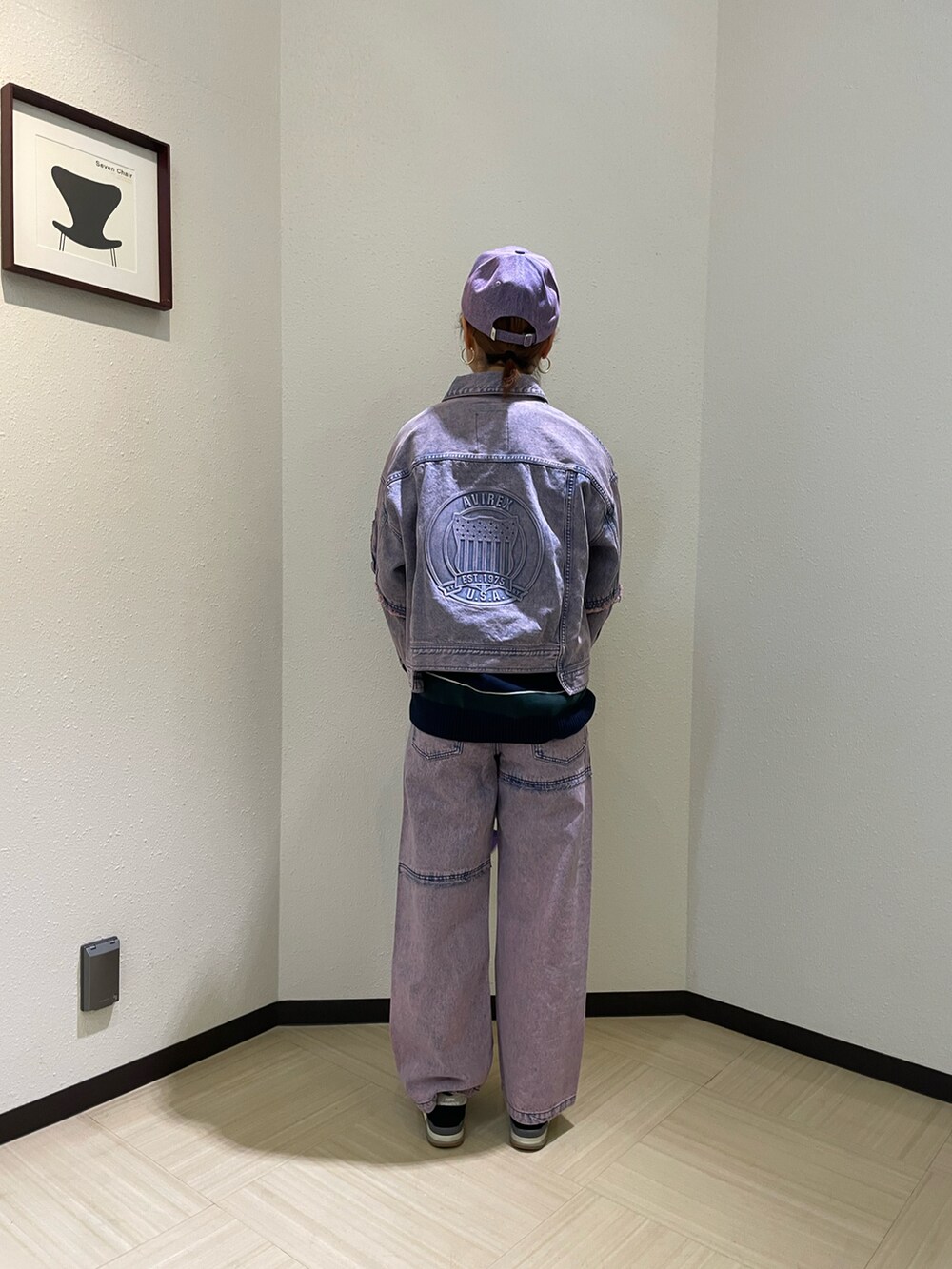 ピンク系のデニムジャケット、ピンク系のデニムパンツ、パープル系のショルダーバッグを着用したレディースの冬コーディネートの2枚目の写真