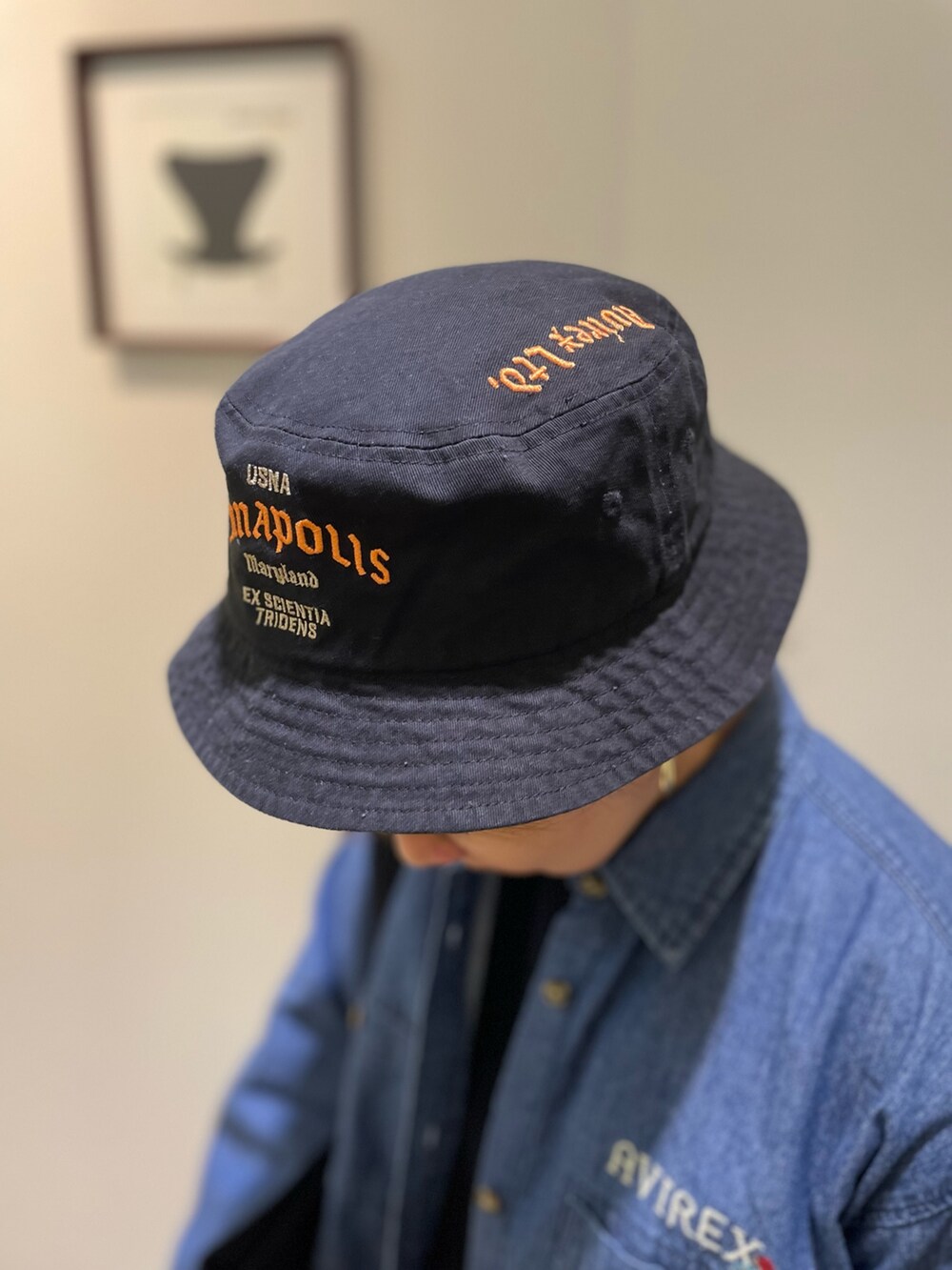 ブルー系のTシャツ/カットソー、ブルー系のシャツ/ブラウス、ブラック系のトートバッグを着用したレディースの春コーディネートの5枚目の写真