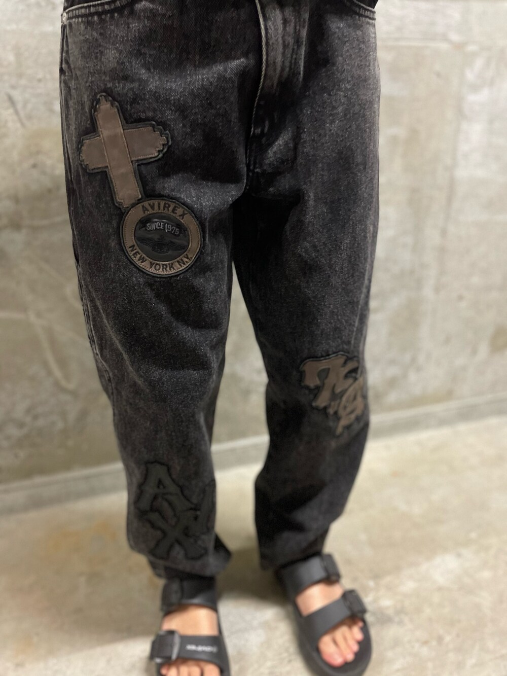 ブラック系のTシャツ/カットソー、ブラック系のショルダーバッグ、ブラック系のデニムパンツを着用したレディースの夏コーディネートの6枚目の写真