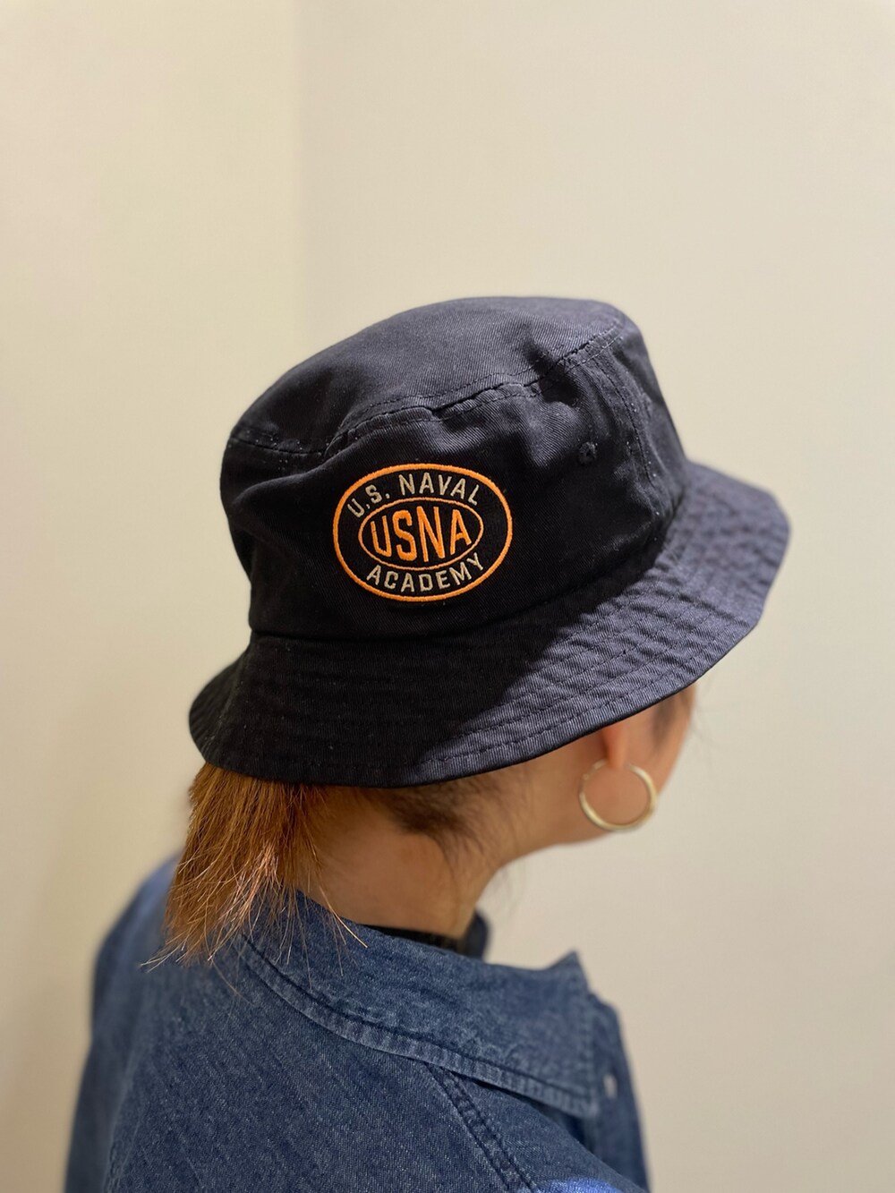 ブルー系のTシャツ/カットソー、ブルー系のシャツ/ブラウス、ブラック系のトートバッグを着用したレディースの春コーディネートの6枚目の写真