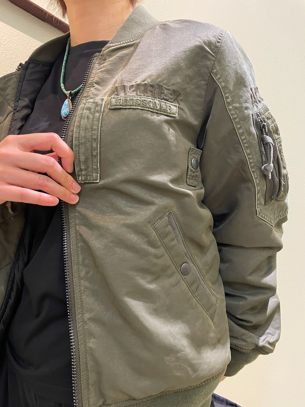 グリーン系のMA-1、ブラック系のバックパック/リュック、その他のキャップを着用したレディースの夏コーディネートの5枚目の写真