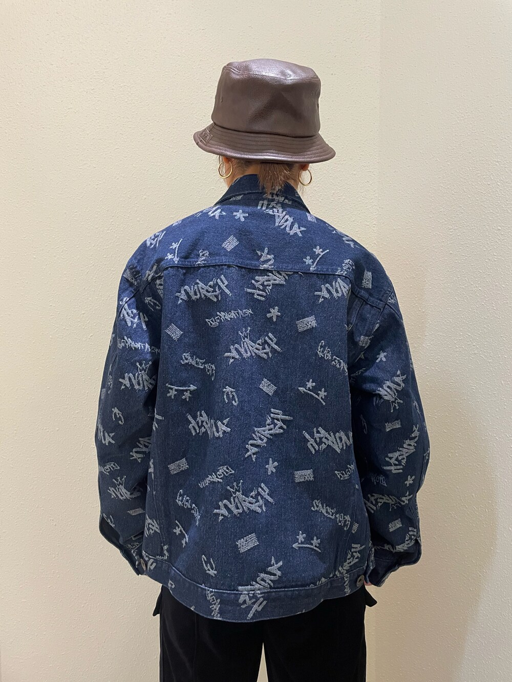グレー系のTシャツ/カットソー、ブルー系のデニムジャケット、ブラック系のカーゴパンツを着用したレディースの秋コーディネートの3枚目の写真