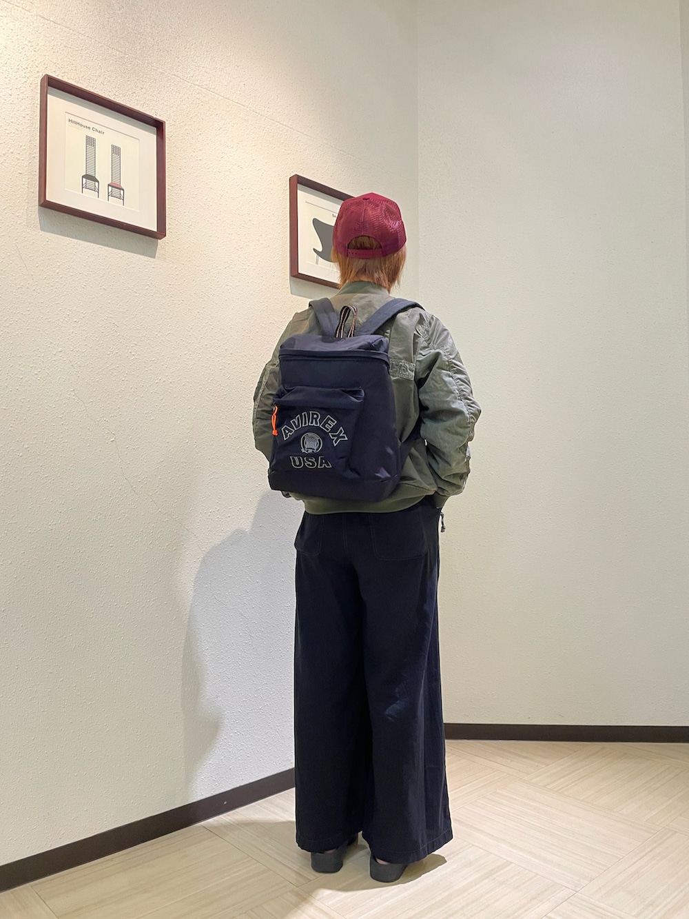 グリーン系のMA-1、ブラック系のバックパック/リュック、その他のキャップを着用したレディースの夏コーディネートの2枚目の写真