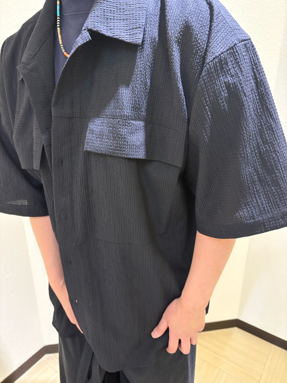 ブラック系のトートバッグ、ブラック系のシャツ/ブラウス、ブラック系のハットを着用したレディースの夏コーディネートの4枚目の写真