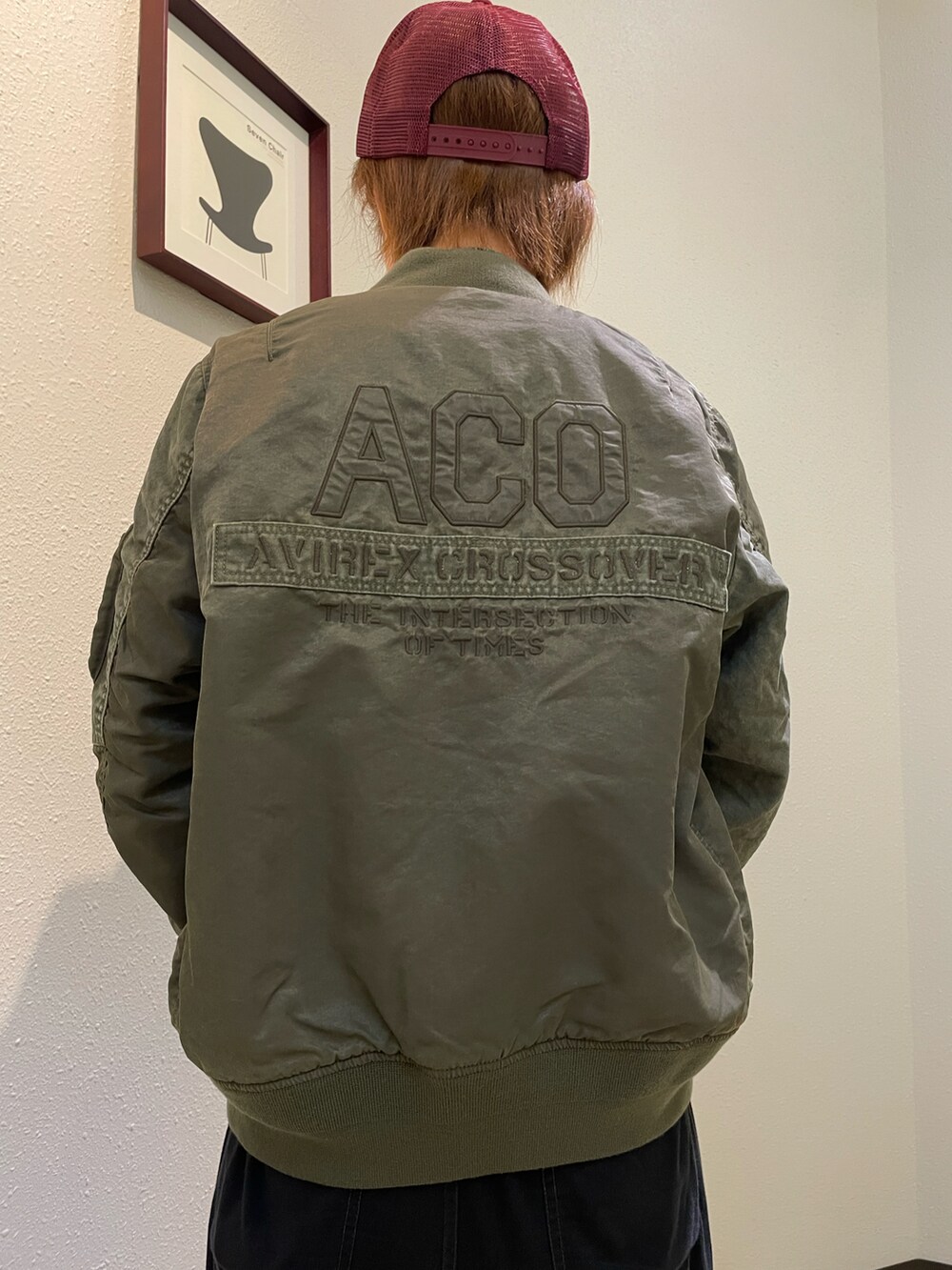 グリーン系のMA-1、ブラック系のバックパック/リュック、その他のキャップを着用したレディースの夏コーディネートの4枚目の写真