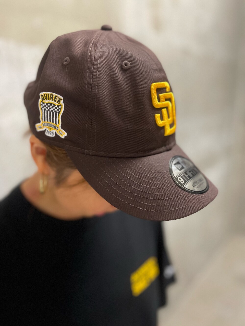 ブラック系のTシャツ/カットソー、ブラック系のショルダーバッグ、ブラック系のデニムパンツを着用したレディースの夏コーディネートの5枚目の写真