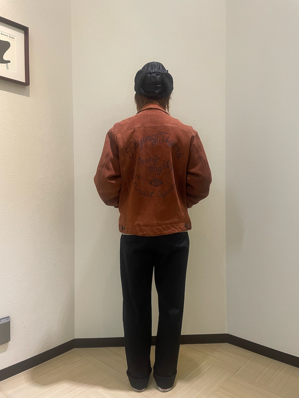 グレー系のスウェット、レッド系のライダースジャケット、ブラック系のキャップを着用したレディースの冬コーディネートの2枚目の写真