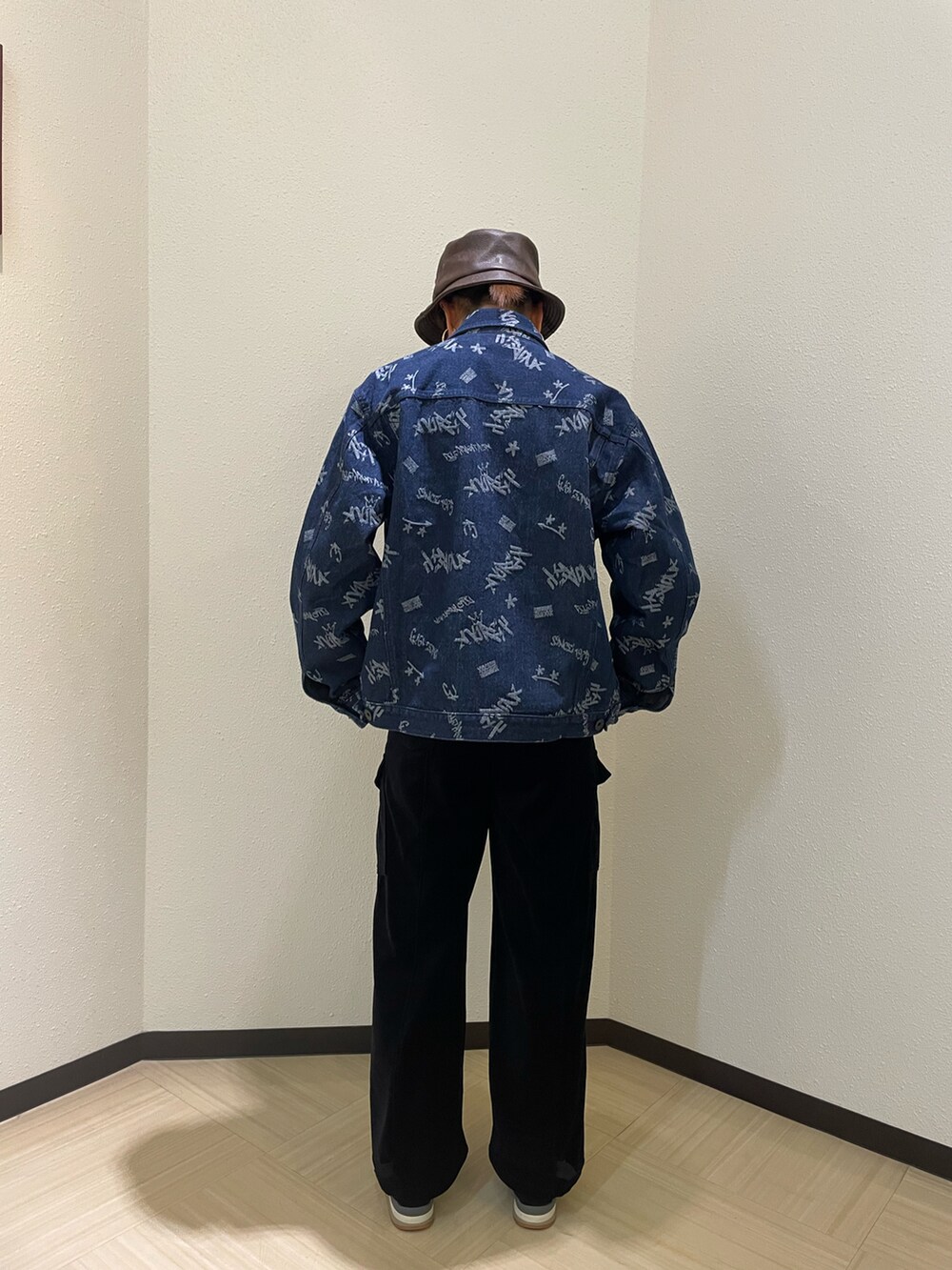 グレー系のTシャツ/カットソー、ブルー系のデニムジャケット、ブラック系のカーゴパンツを着用したレディースの秋コーディネートの2枚目の写真