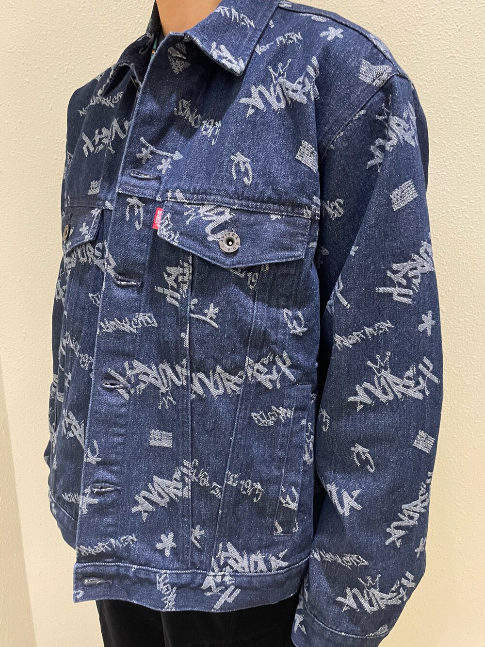 グレー系のTシャツ/カットソー、ブルー系のデニムジャケット、ブラック系のカーゴパンツを着用したレディースの秋コーディネートの4枚目の写真