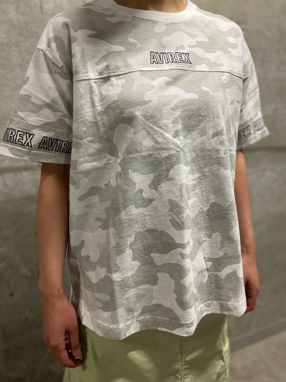 その他のTシャツ/カットソー、グリーン系のスカート、ホワイト系のキャップを着用したレディースの春コーディネートの3枚目の写真