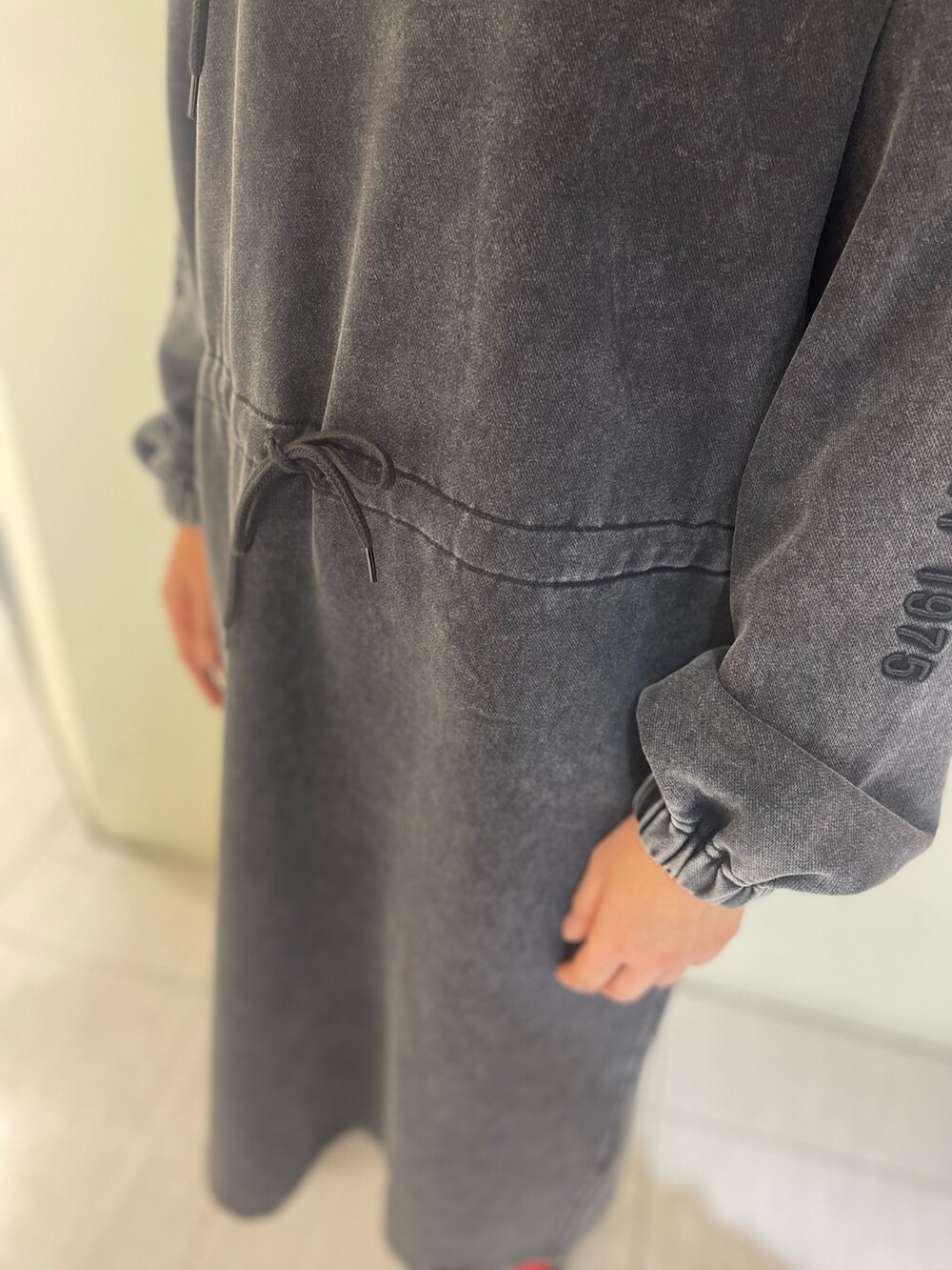 ブラック系のタンクトップ、ブラック系のワンピース、グリーン系のキャップを着用したレディースの秋コーディネートの4枚目の写真