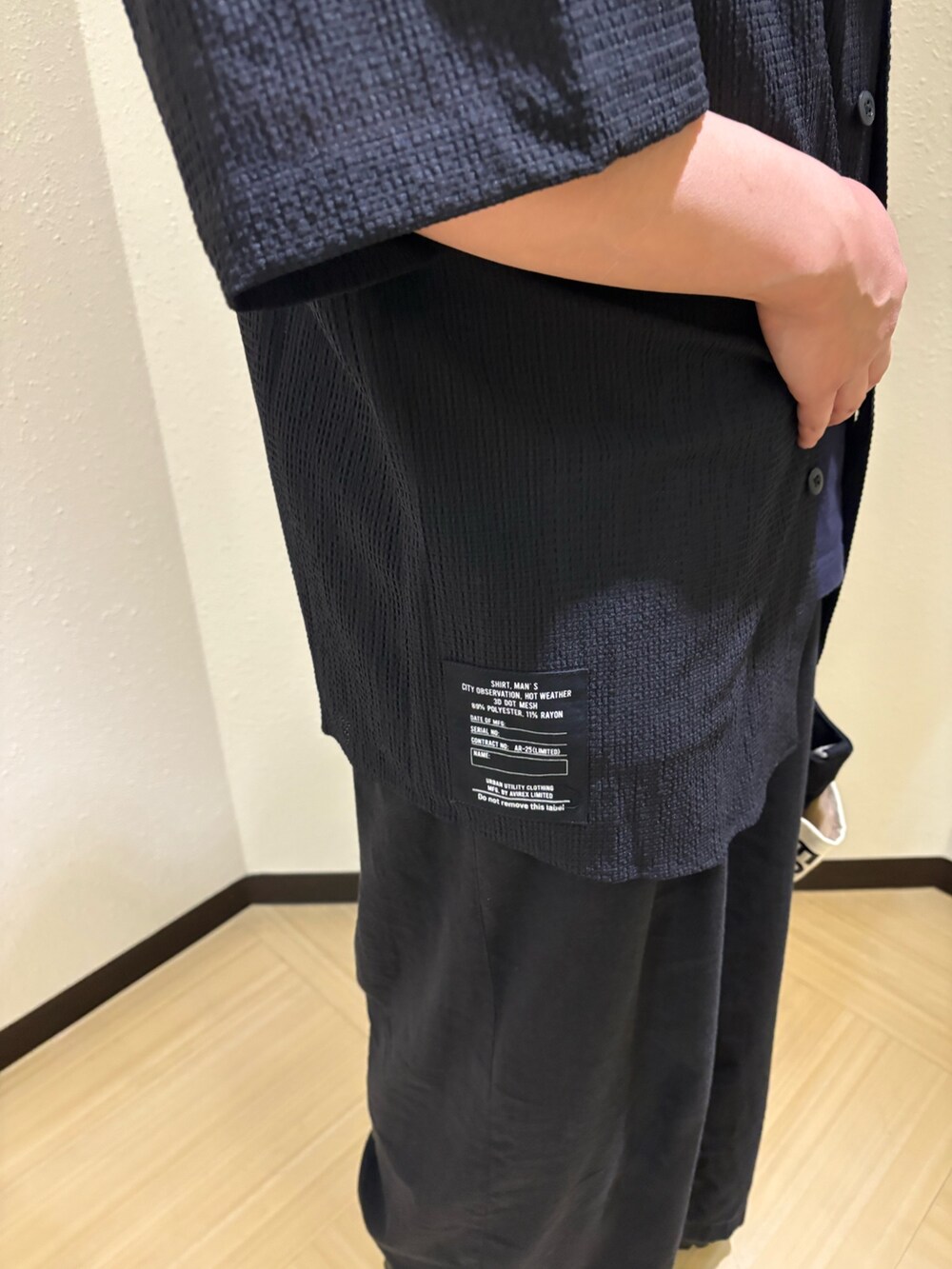 ブラック系のトートバッグ、ブラック系のシャツ/ブラウス、ブラック系のハットを着用したレディースの夏コーディネートの3枚目の写真