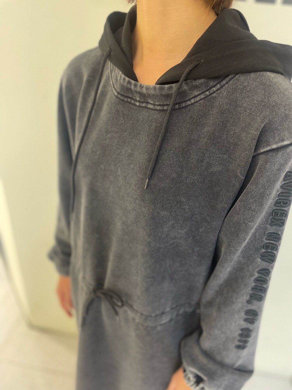 ブラック系のタンクトップ、ブラック系のワンピース、グリーン系のキャップを着用したレディースの秋コーディネートの3枚目の写真