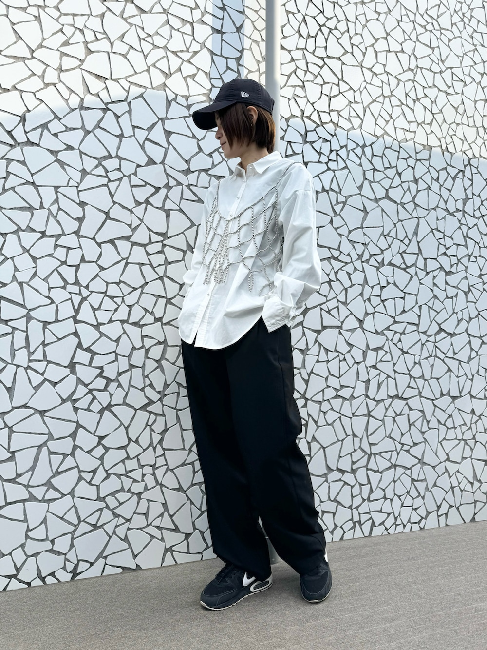 ブラック系のパンツ、シルバー系のキャミソール、ブルー系のシャツ/ブラウスを着用したレディースの冬コーディネートの2枚目の写真