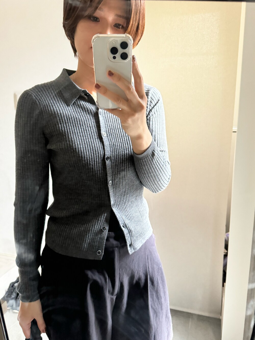 グレー系のニット/セーター、ブラック系のパンツ、ブラック系のローファーを着用したレディースの秋コーディネートの2枚目の写真