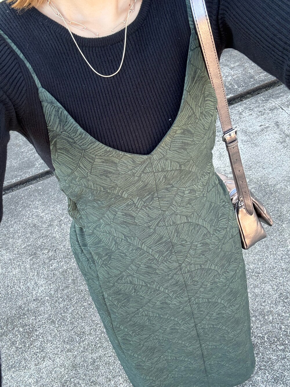 グリーン系のワンピース/ドレス、ブラック系のニット/セーター、ブラック系のシューズを着用したレディースの秋コーディネートの3枚目の写真