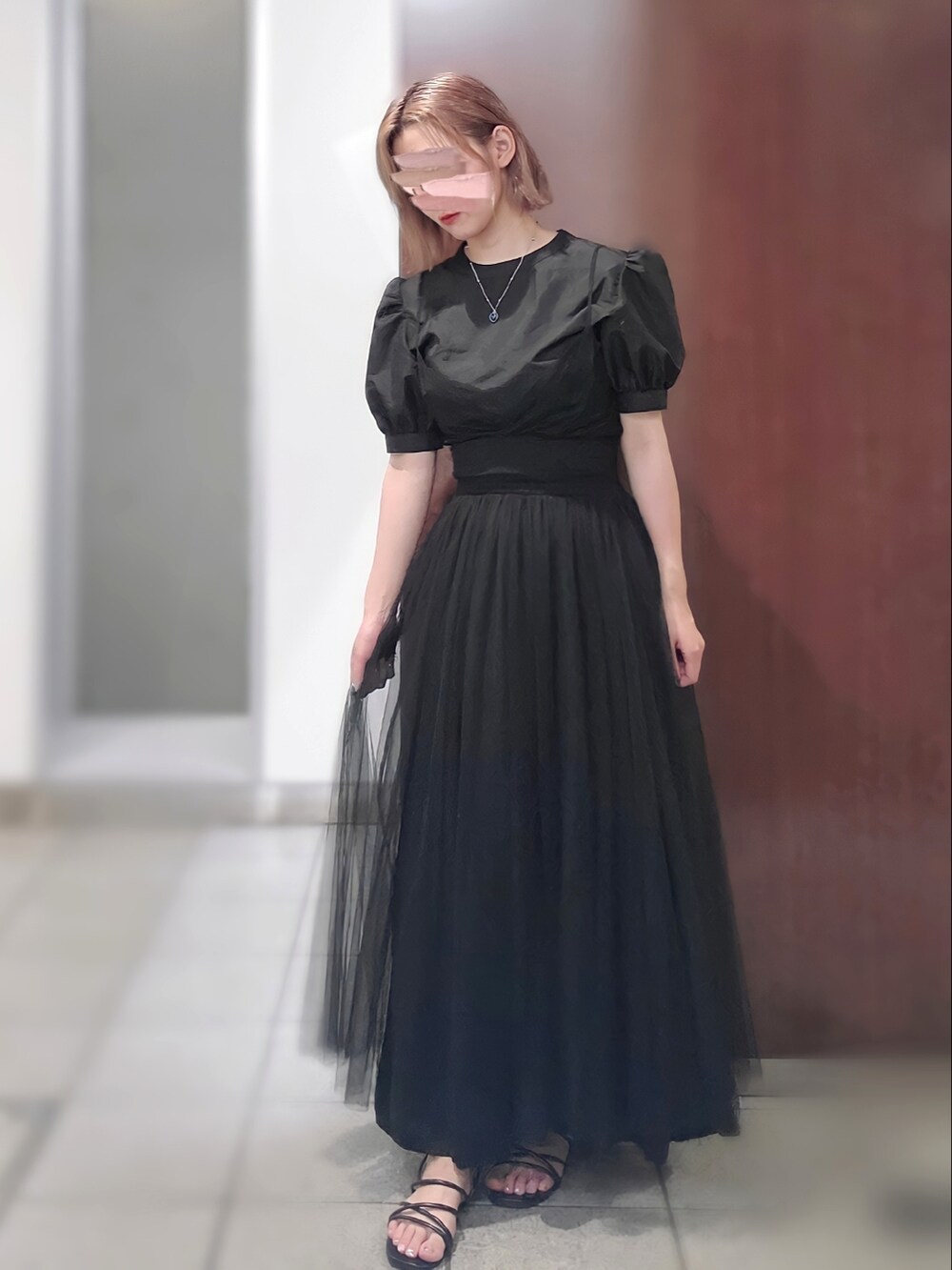 ブラック系のサンダル、ブラック系のスカート、ブラック系のショルダーバッグを着用したレディースの夏コーディネートの2枚目の写真