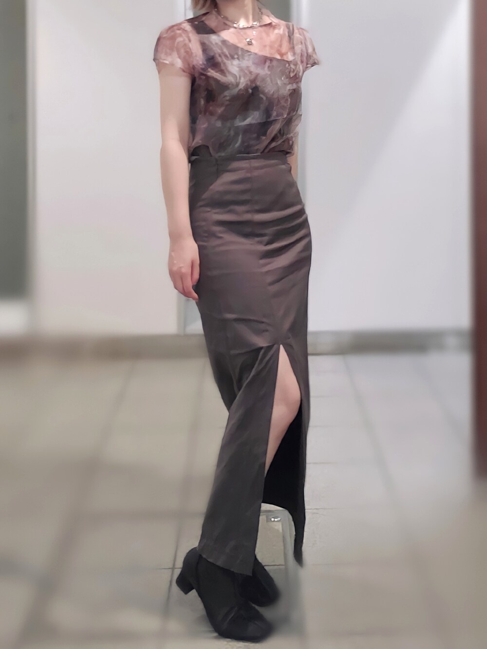 ブラウン系のシャツ/ブラウス、ブラウン系のスカート、ブラック系のブーツを着用したレディースの夏コーディネートの2枚目の写真