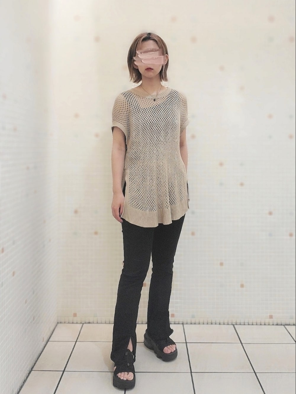 ベージュ系のベスト、ブラック系のショルダーバッグ、ブラック系のパンツを着用したレディースの夏コーディネートの2枚目の写真