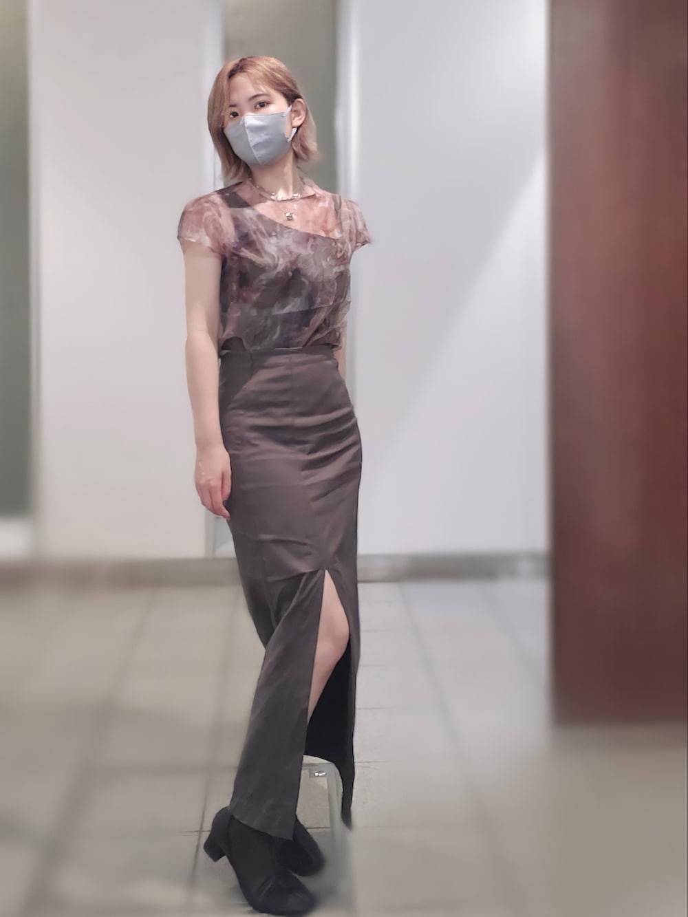 ブラック系のジャケット/アウター、ブラック系のブーツ、ブラウン系のシャツ/ブラウスを着用したレディースの夏コーディネートの3枚目の写真