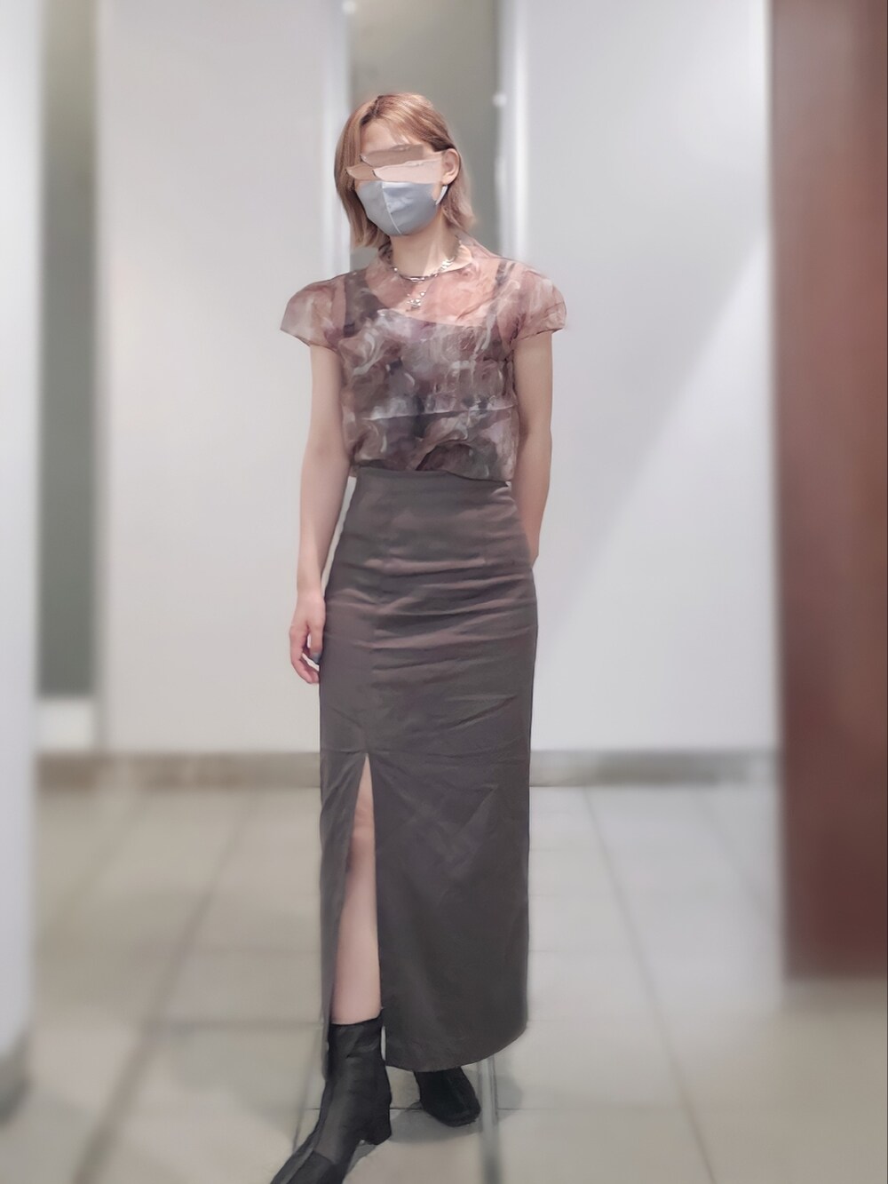 ブラック系のジャケット/アウター、ブラック系のブーツ、ブラウン系のシャツ/ブラウスを着用したレディースの夏コーディネートの2枚目の写真