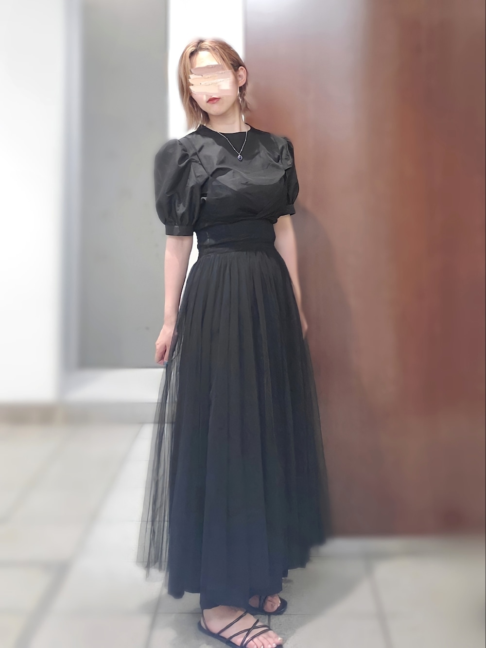 ブラック系のサンダル、ブラック系のスカート、ブラック系のショルダーバッグを着用したレディースの夏コーディネートの3枚目の写真