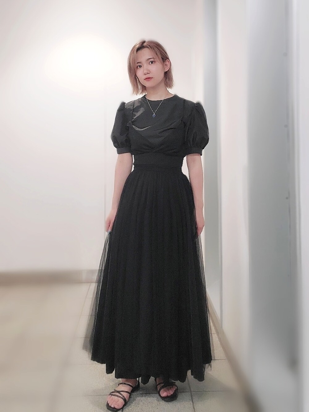 ブラック系のサンダル、ブラック系のスカート、ブラック系のショルダーバッグを着用したレディースの夏コーディネートの4枚目の写真