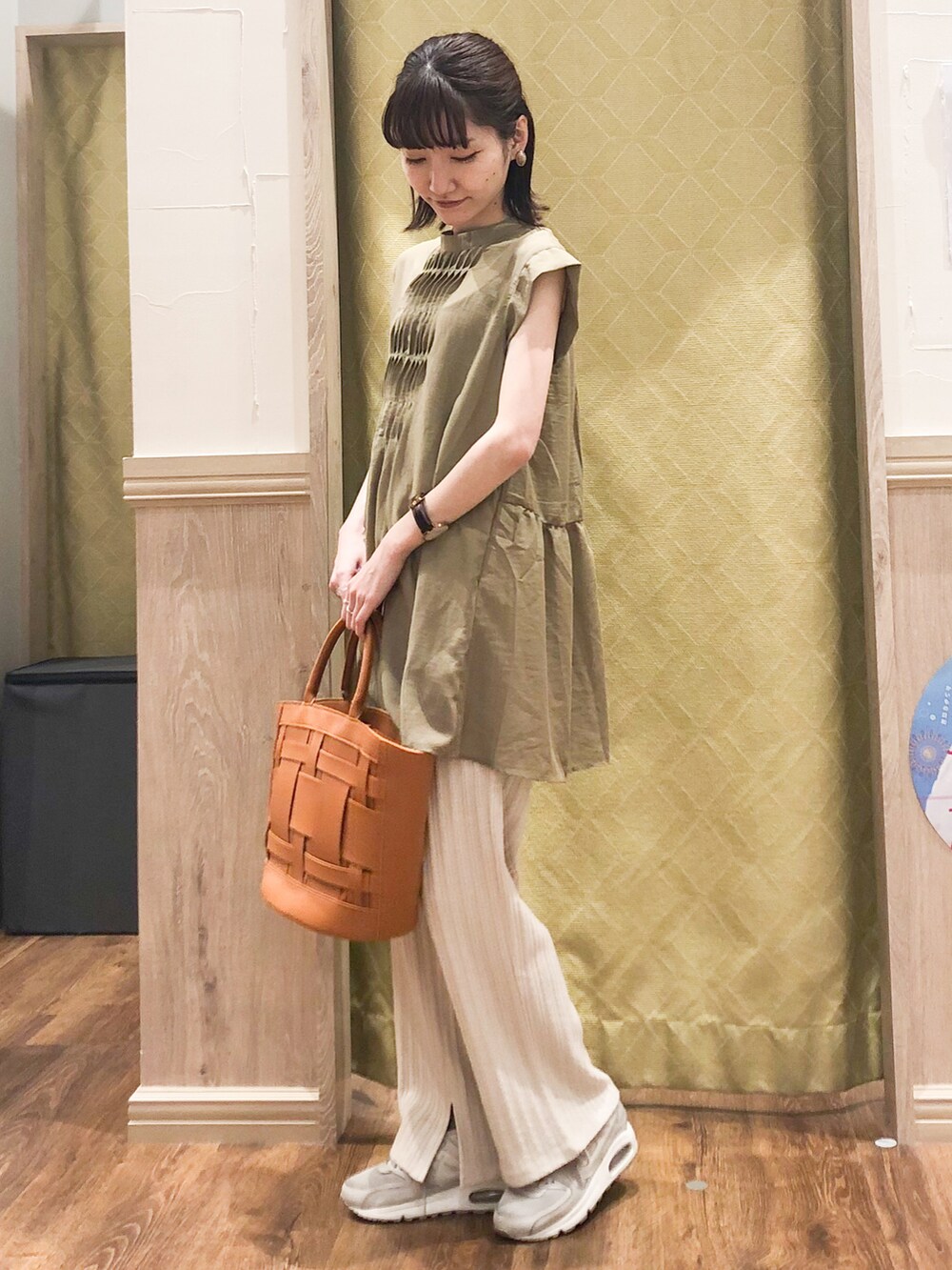 ブラック系のトートバッグ、ホワイト系のその他パンツ、ブラウン系のシャツ/ブラウスを着用したレディースの春コーディネートの2枚目の写真