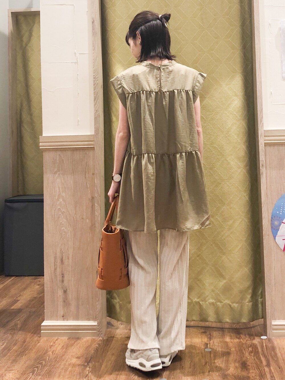 ブラック系のトートバッグ、ホワイト系のその他パンツ、ブラウン系のシャツ/ブラウスを着用したレディースの春コーディネートの3枚目の写真