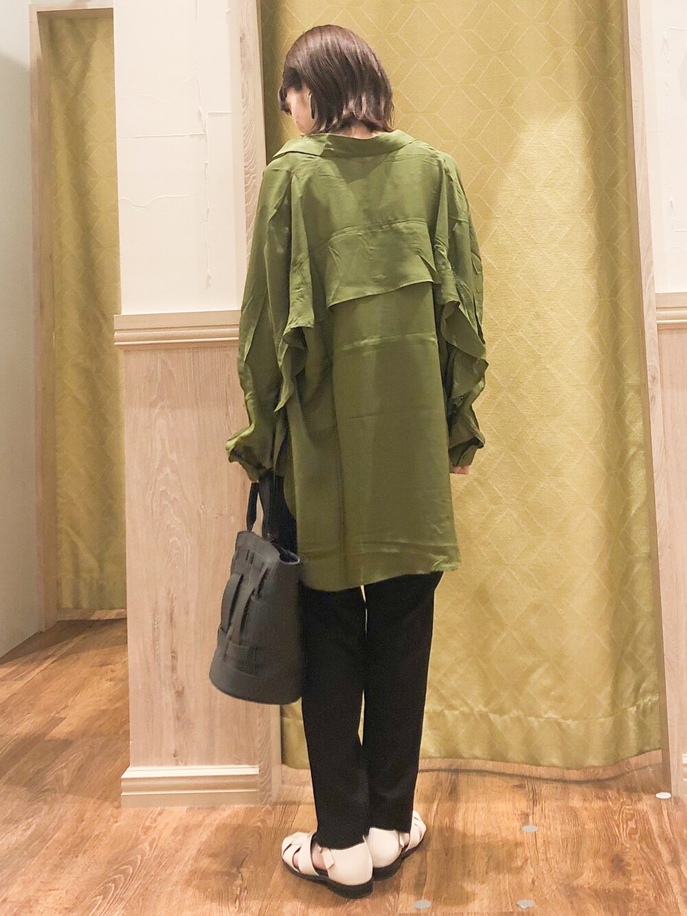 ブラック系のその他パンツ、グリーン系のシャツ/ブラウス、ホワイト系のタンクトップを着用したレディースの春コーディネートの4枚目の写真