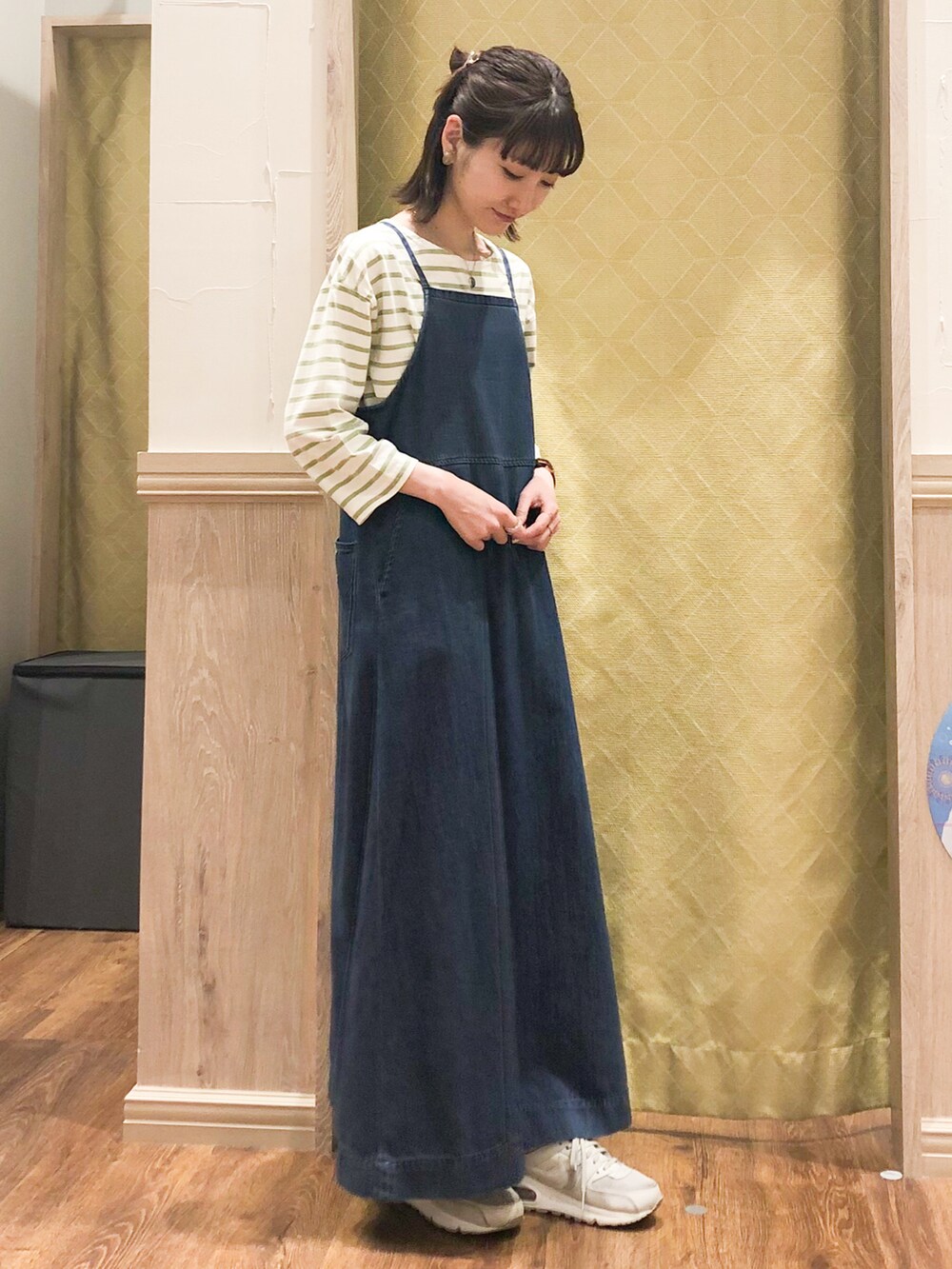 ブルー系のワンピース、グリーン系のTシャツ/カットソー、シルバー系のネックレスを着用したレディースの春コーディネートの3枚目の写真