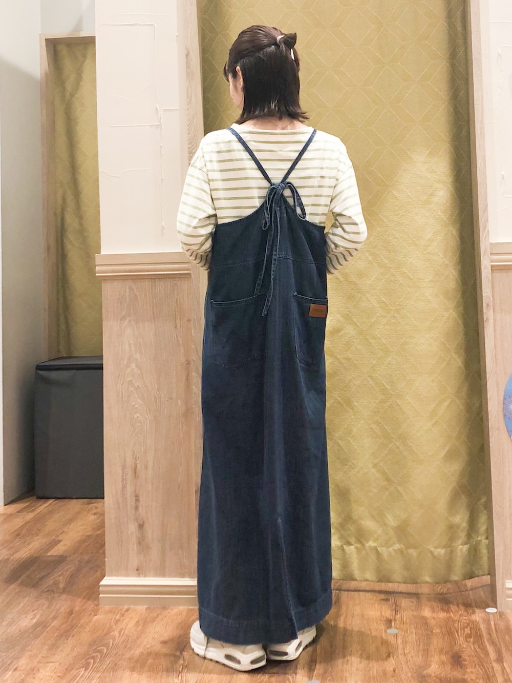 ブルー系のワンピース、グリーン系のTシャツ/カットソー、シルバー系のネックレスを着用したレディースの春コーディネートの2枚目の写真