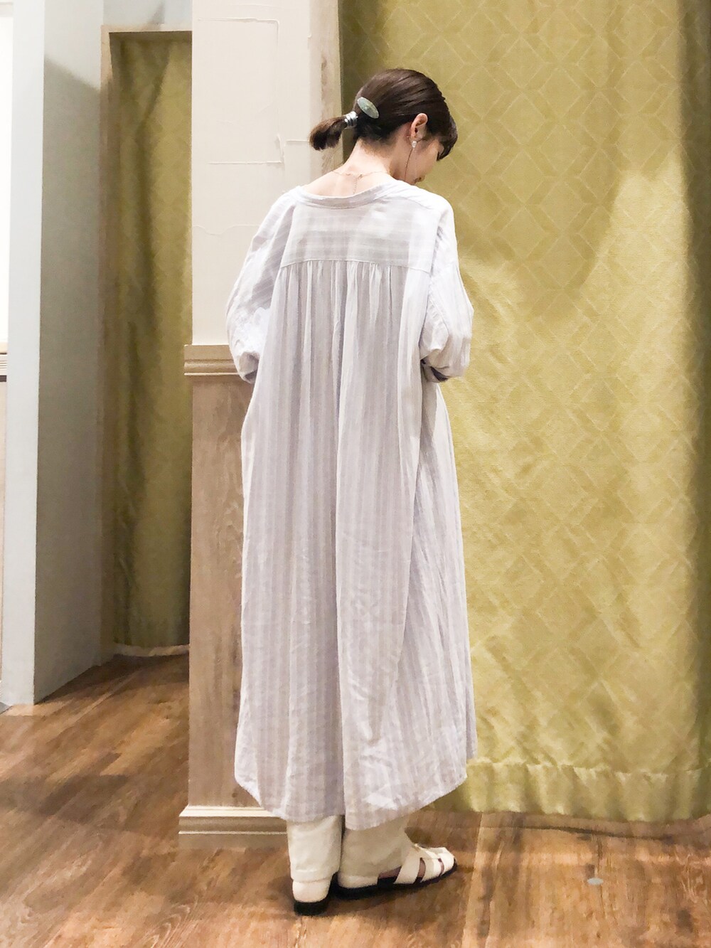 ホワイト系のサンダル、ホワイト系のその他パンツ、ベージュ系のタンクトップを着用したレディースの春コーディネートの2枚目の写真