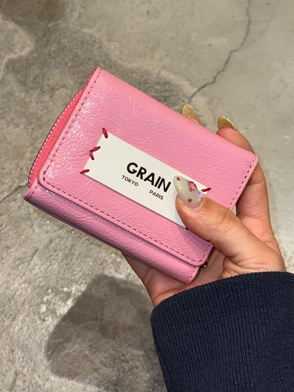 ブラウン系の財布、ピンク系の財布/小物、パープル系の財布を着用したレディースの春コーディネートの5枚目の写真