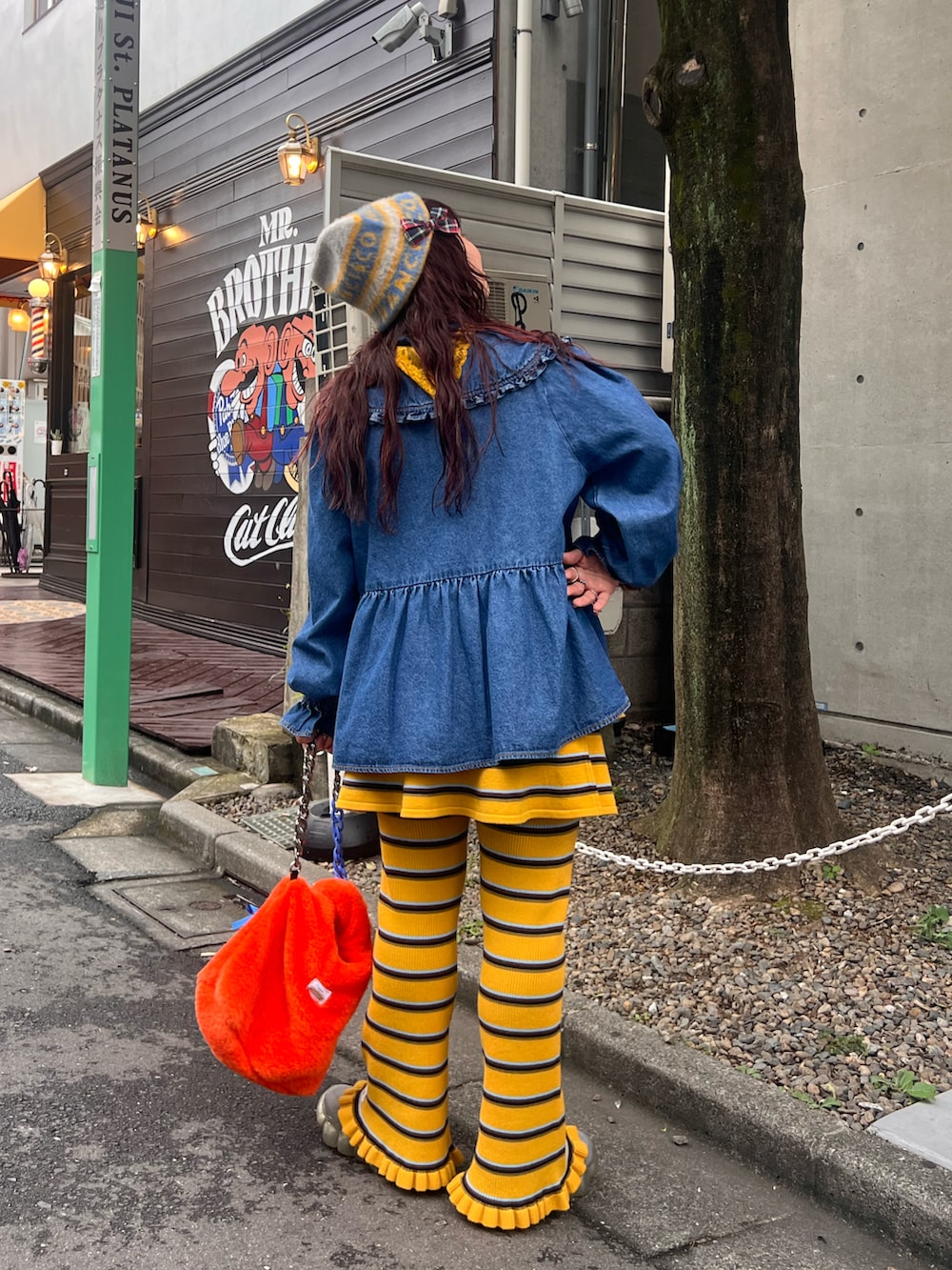 ブルー系のシャツ/ブラウス、イエロー系のスカート、イエロー系のその他パンツを着用したレディースの秋コーディネートの2枚目の写真