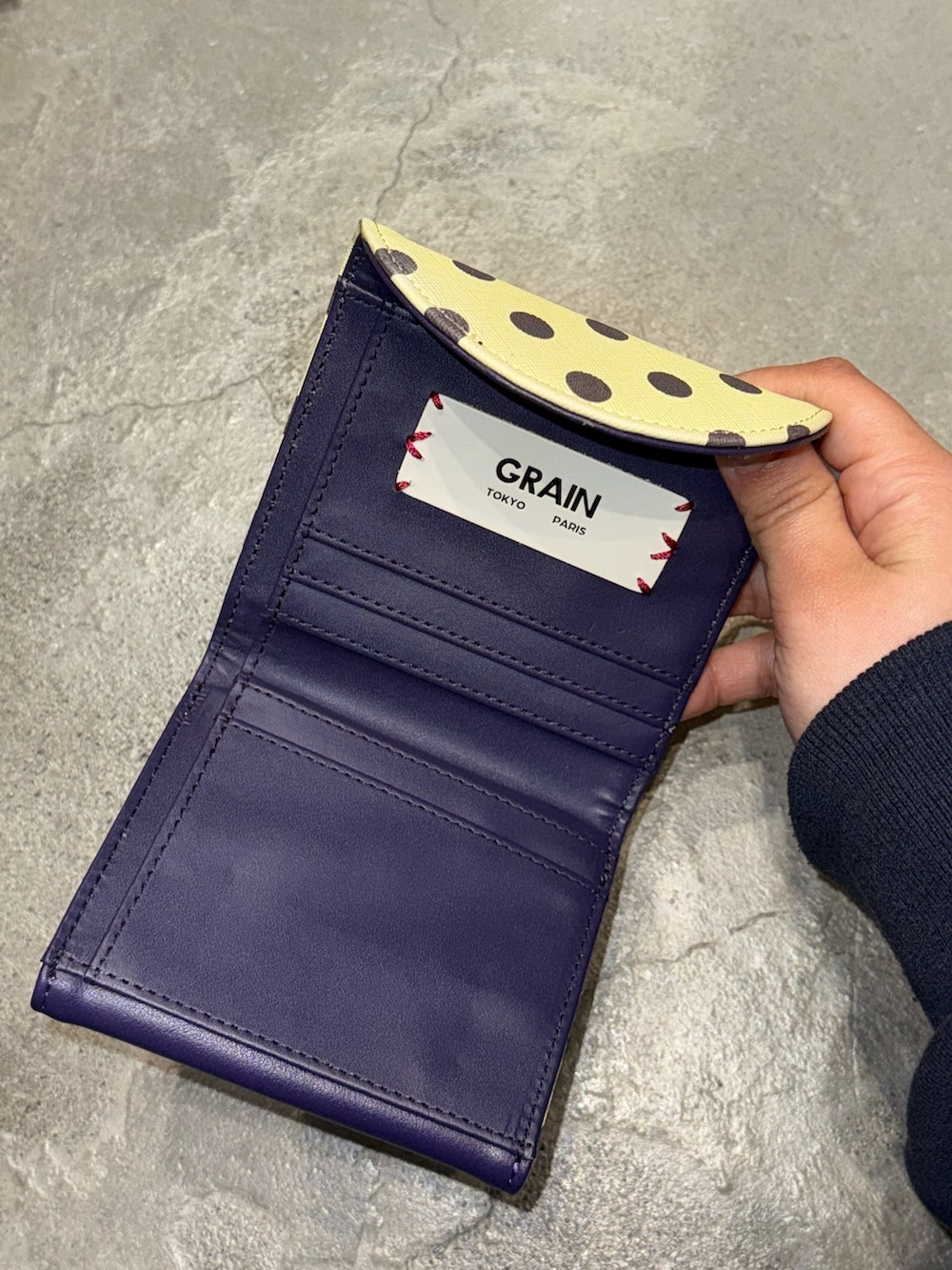 ブラウン系の財布、ピンク系の財布/小物、パープル系の財布を着用したレディースの春コーディネートの3枚目の写真